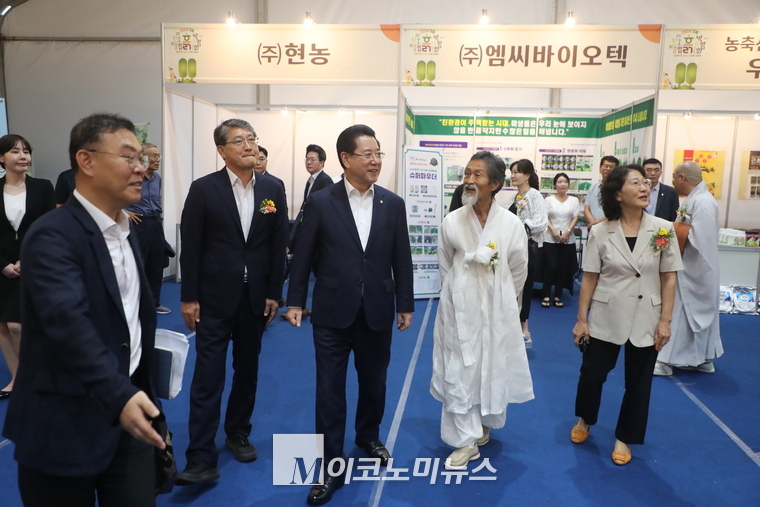 김영록 전라남도 도지사 (왼쪽 세번째)와 강기갑 전 국회의원( 왼쪽 네번째)이 2024 구례 탄소중립 흙살리기 박람회’ 기업관을 둘러 보고 있다. (사진=최동환 기자)