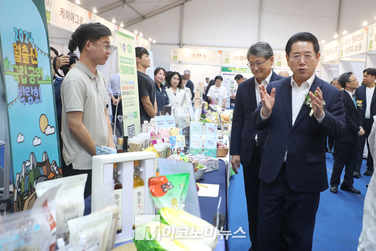 김영록 도지사가 기업관을 둘러보며 관계자들과 이야기 나누고 있다. (사진=최동환 기자)