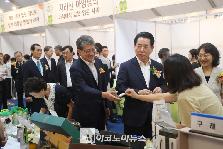 김순호 구례군수와 김영록 도지사가 구례군 기업관을 방문해 설명을 듣고 있다. (사진=최동환 기자)