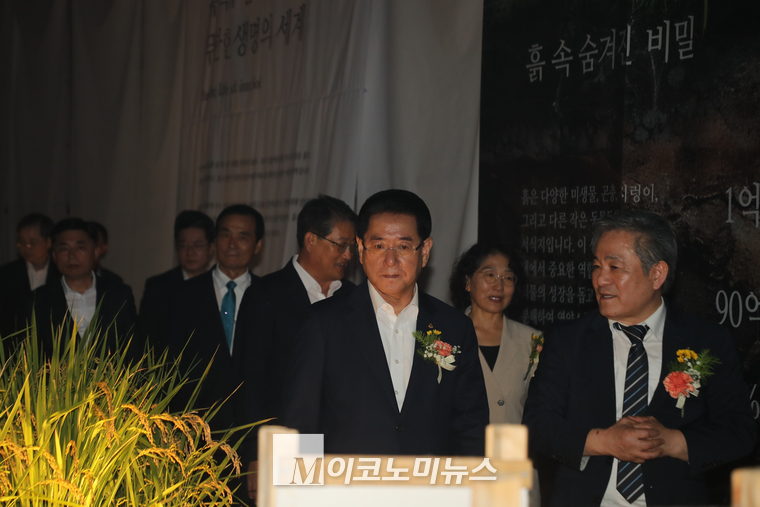 김영록 전라남도 도지사(중앙)가 주제관을 찾아 조재성 탄소중립 흙살리기 운동본부 부총재( 오른쪽 첫번째)의 설명을 듣고 있다. (사진=최동환 기자)