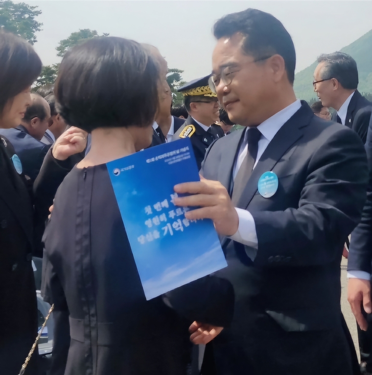 제1회 순직의무군경의날 기념식에 참석한 민병덕의원이 유가족을 위로 하고 있다 <민병덕의원실 제공>