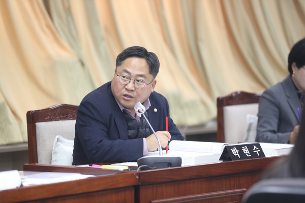 지난 5월 열린 수원특례시의회 제381회 임시회 제2차 본회의에서 시정질문을 하고 있는 박현수 의원 <수원특례시의회 제공>