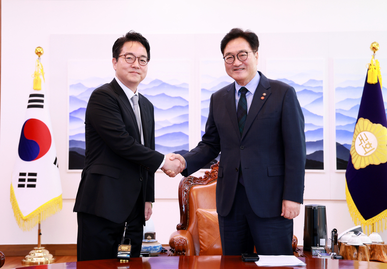 우원식 국회의장이 24일 심우정 검찰총장과 접견 후 기념촬영하고 있다. (귝회 사무처)