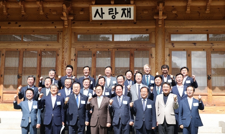 참석자들이 기념촬영을 하고 있는 모습/ 안양시청 제공 