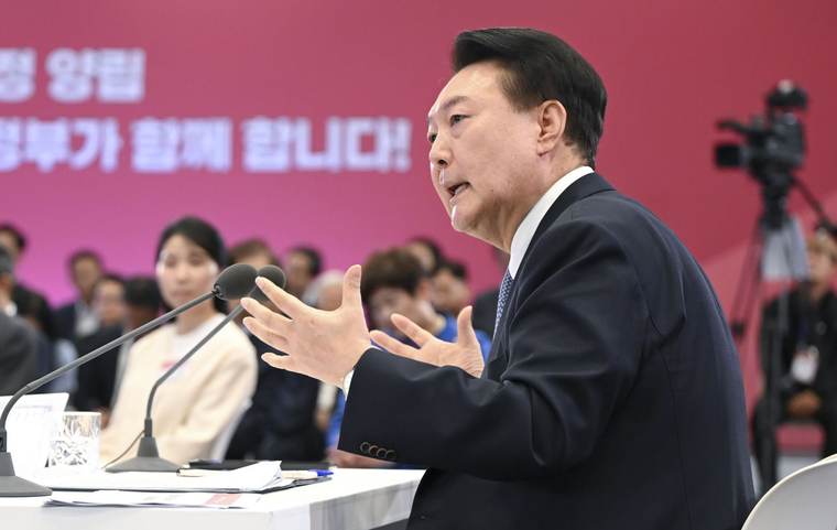 지난 9월 25일 윤석열 대통령은 중소기업중앙회에서 “일, 가정 양립 우수기업 성과 공유”를 주제로 「제4차 인구비상대책회의」를 주재했다. (대통령실)