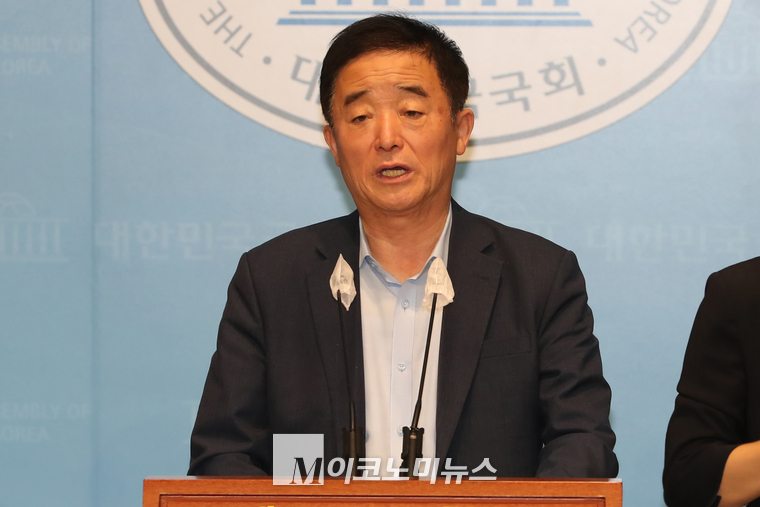 지난 7월 4일 강득구 더불어민주당 의원이 국회 소통관에서 기자회견하고 있다. (사진=최동환 기자)