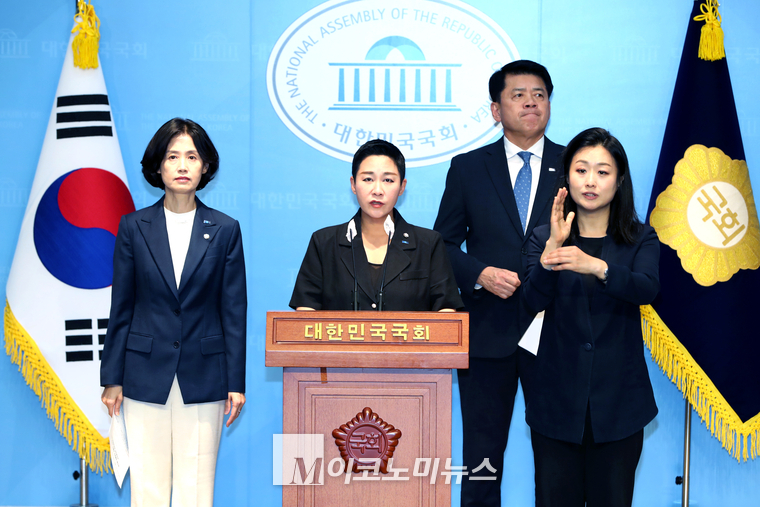 왼쪽 부터 박은정·김재원·김준형 조국혁현당 의원이 30일 국회 소통관에서 기자회견하고 있다. (사진=최동환 기자)