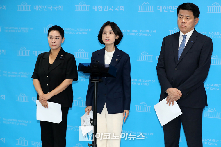 조국혁신당 김재원·박은정·김준형 의원이(왼쪽부터) 기자들의 질문에 답하고 있다. (사진=최동환 기자)
