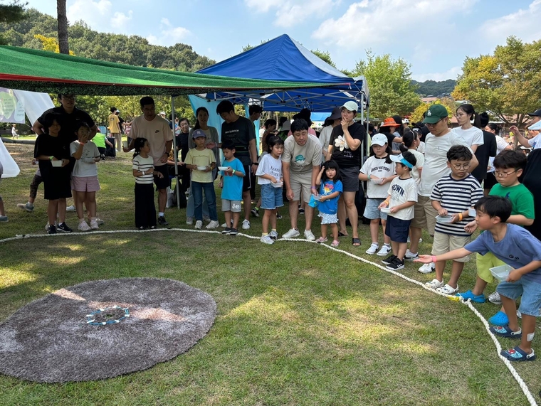 즐겨온 놀이들을 활용한 ‘내맘대로 팝업놀이터’를 주제로 다양한 놀이를 진행하고 있다 <성남시제공>