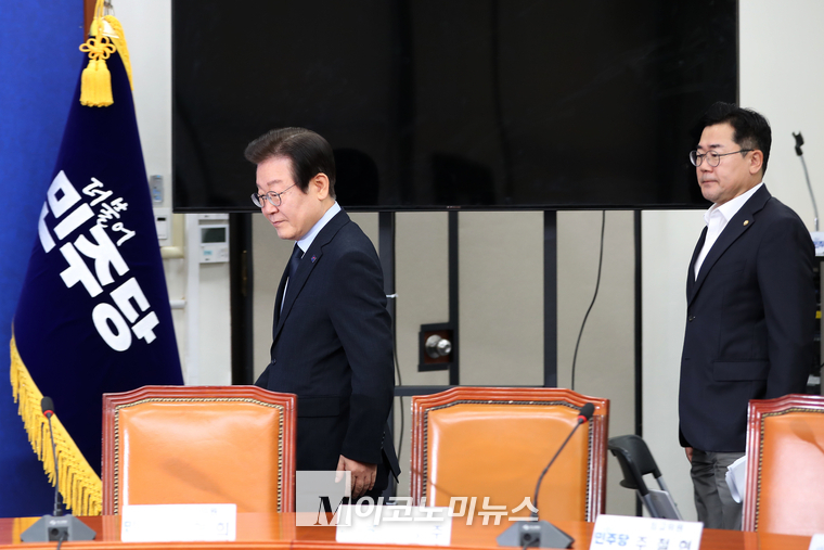 이재명 더불어민주당 대표와 박찬대 원내대표가 4일 최고위원회에 참석하고 있다. (사진=최동환 기자)