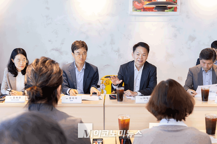 이병화 환경부 차관(오른쪽 2번째)이 가습기살균제피해구제센터를 찾아 상담 직원들과 간담회를 갖고 상담 사례를 공유하고 제도개선 건의사항을 청취하고 있다. (사진=환경부 제공)