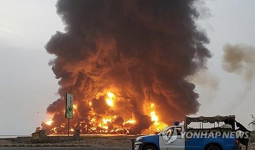 <strong>지난 7월 이스라엘군 공격으로 화염에 휩싸인 예멘 호데이다 항구. 사진 = 연합뉴스 </strong>