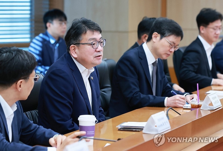 최남호 산업통상자원부 2차관이 중동 정세 관련 에너지 무역 공급망 종합상황점검회의를 주재하고 있다. (사진=연합뉴스)