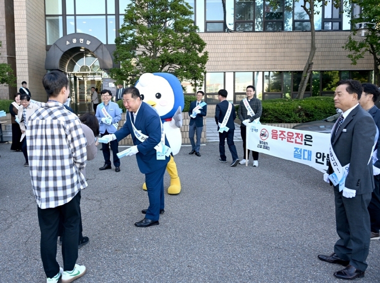 직원들을 대상으로 음주운전 근절 캠페인을 실시하고 있는 김경일 파주시장 <파주시 제공>