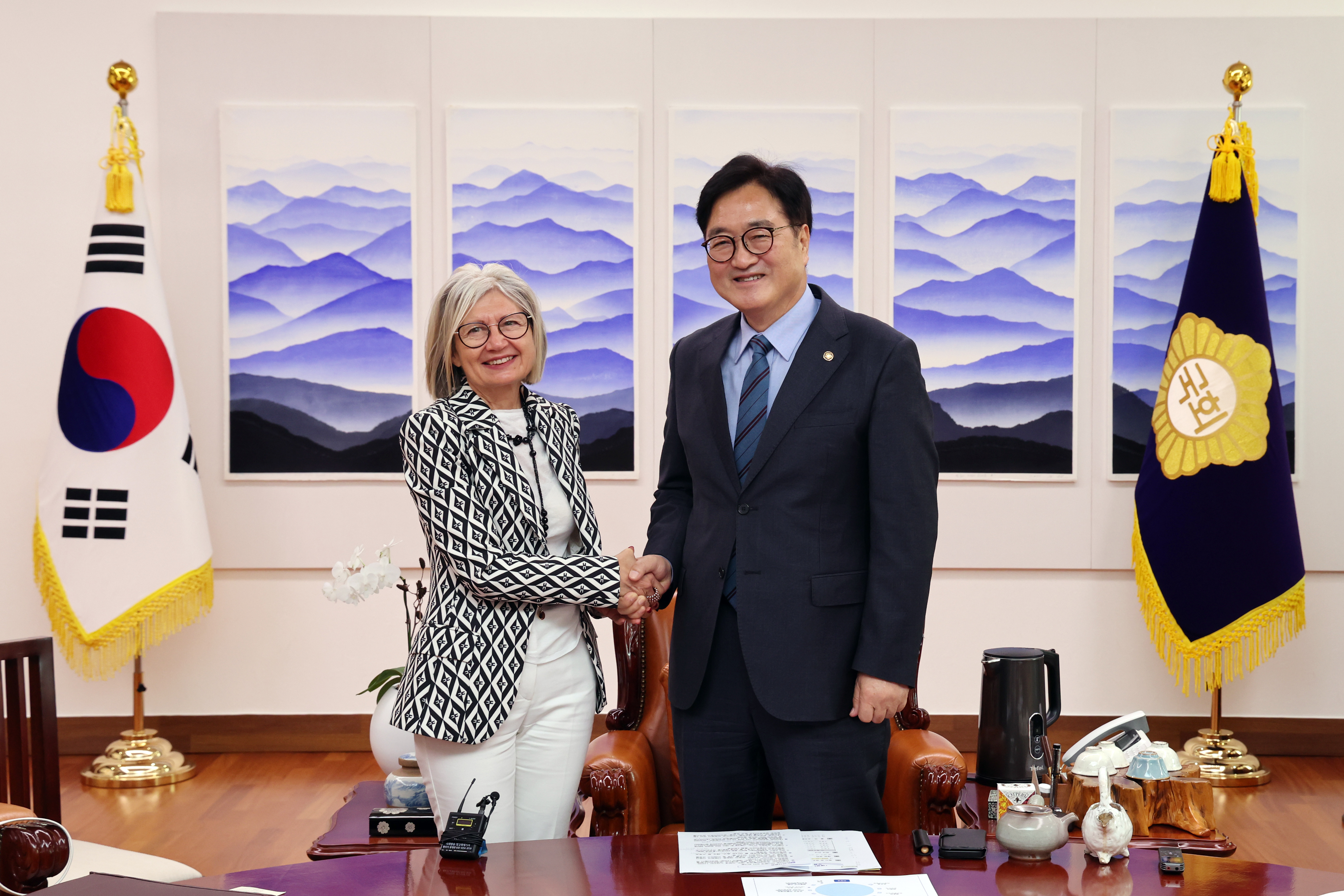 우원식 국회의장이 7일 의장집무실에서 에밀리아 가토 주한이탈리아 대사를 접견하고 기념촬영하고 있다. (국회사무처)