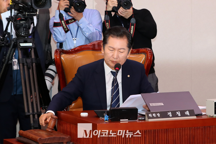 정청래 법사위원장이 의결을 선포하고 있다. (사진=최동환 기자)