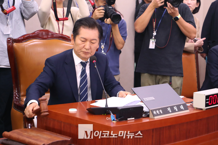 정청래 법사위원장이 8일 개회를 선언하고 있다. (사진=최동환 기자)