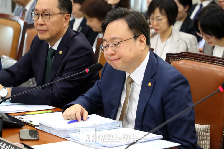 조규홍 보건복지부 장관이 8일 보건복지위원회 국정감사에 참석해 경청하고 있다. (사진=최동환 기자)