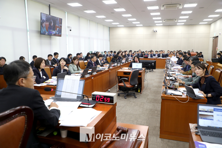강선우 더불어민주당 간사가 박주민 위원장에게 항의하고 있다. (사진=최동환 기자)