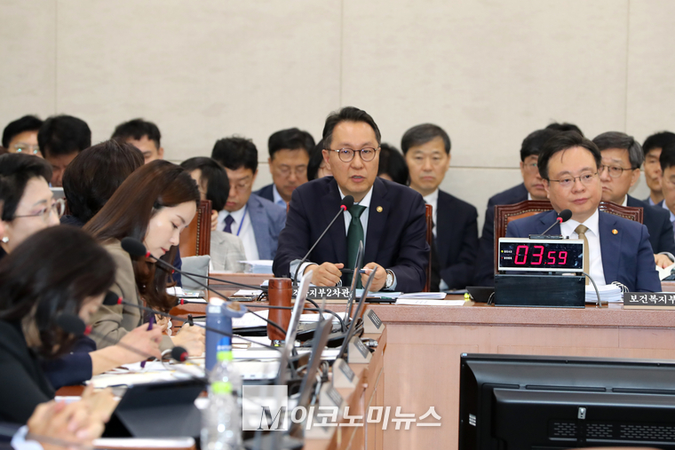 박민수 보건복지부 제2차관이 8일 국정감사에서 질의에 답하고 있다. (사진=최동환 기자)