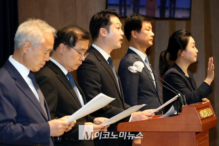 왼쪽부터 양부남·이건태·김동아·박균택 더불어민주당 의원이 8일 국회 소통관에서 기자회견하고 있다. (사진=최동환 기자)