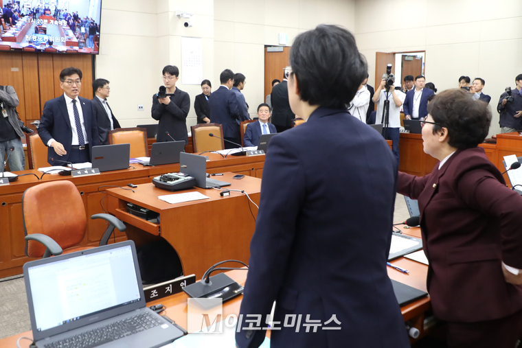 백해철 더불어민주당 의원(왼쪽)과 임이자 국민의힘 의원이 서로 목소리를 높이고 있다. (사진=최동환 기자)