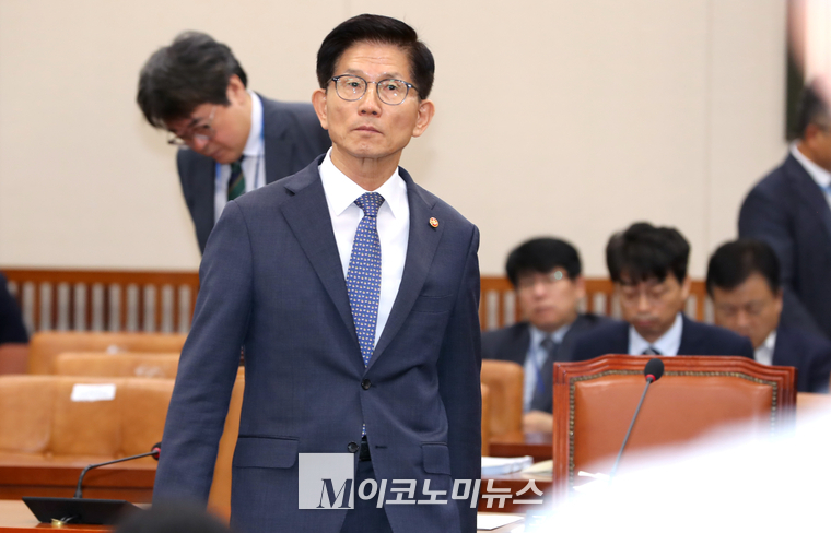 김문수 고용노동부 장관이 정회가 선포되자 국감장을 나가고 있다. (사진=최동환 기자)