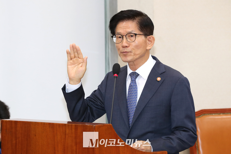 김문수 고용노동부 장관이 환노위 국감에서 증인 선서를 하고 있다. (사진=최동환 기자)