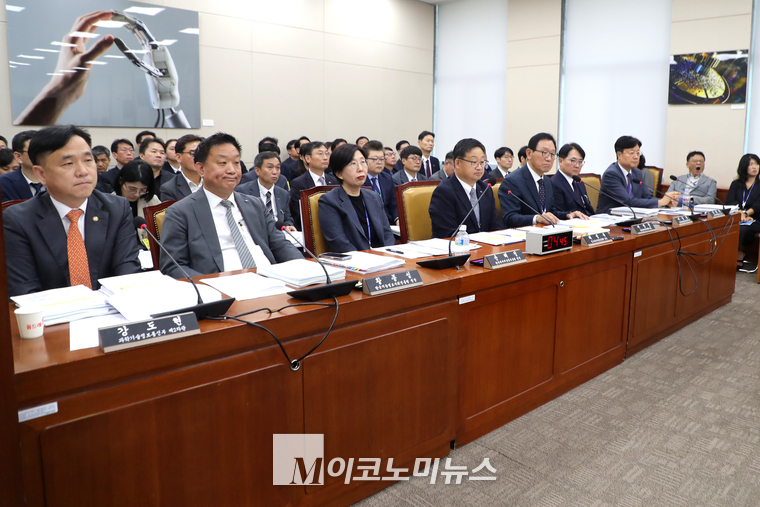 정보통신산업진흥원 등 국정감사에 강도현 과학기술정보통신부 제2차관 (맨 왼쪽)등이 참석했다. (사진=최동환 기자)