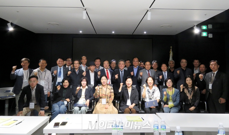 8일 서울 여의도 소재 농업정책보험금융원 인베지움에서 가진 간담회가 끝난 후 참석자들이 기념촬영을 하고 있다. 