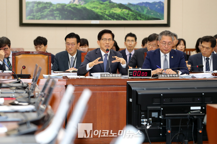 김문수 고용노동부 장관이 10일 환노위 국정감사에서 발언하고 있다. (사진=최동환 기자)