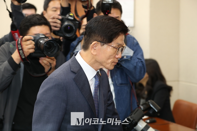 김문수 고용노동부 장관이 국정감사가 정회되자 퇴장하고 있다. (사진=최동환 기자)