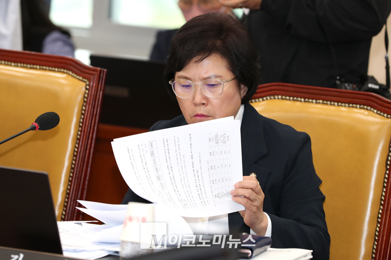 김현 더불어민주당 의원이 10일 과방위 국감에서 자료를 검토하고 있다. (사진=최동환 기자)