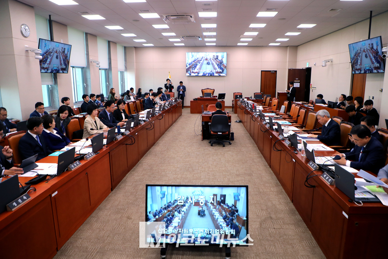 11일 국회에서 열린 산업통상자원중소벤처기업위원회 국정감사가 양당 고성이 오가며 잠시 감사중지 됐다. (사진=최동환 기자)