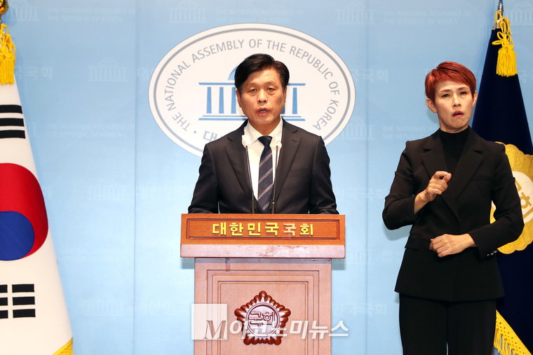 조승래 더불어민주당 수석대변인이 11일 국회 소통관에서 브리핑하고 있다. (사진=최동환 기자)