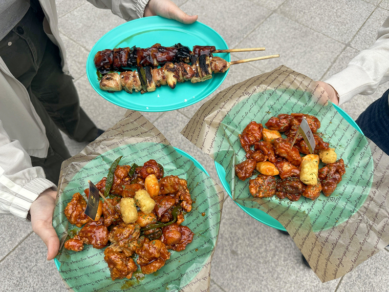 국제 환경단체 대자연이 서울대학교와 성신여자대학교에서 지구와 함께 즐기는 그린캠퍼스 친환경 축제를 진행하며 다회용기를 사용하고 있다 <대자연 제공>