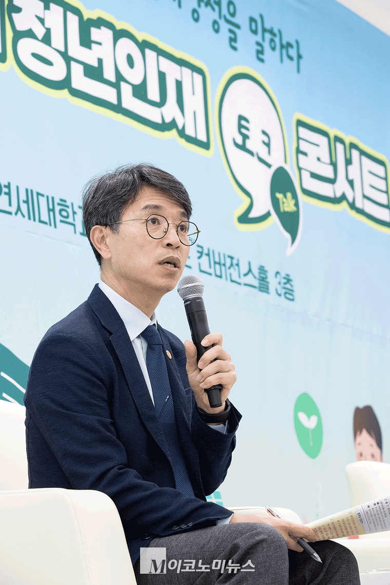 <br>
김완섭 환경부 장관이 11일 강원도 원주시 소재 연세대학교 미래캠퍼스에서 환경분야 특성화대학원 석·박사급 청년 인재들과 토크 콘서트를 갖고 녹색산업 인재양성 지원 정책 방향 등에 대해 의견을 나누고 있다. (사진=환경부 제공)