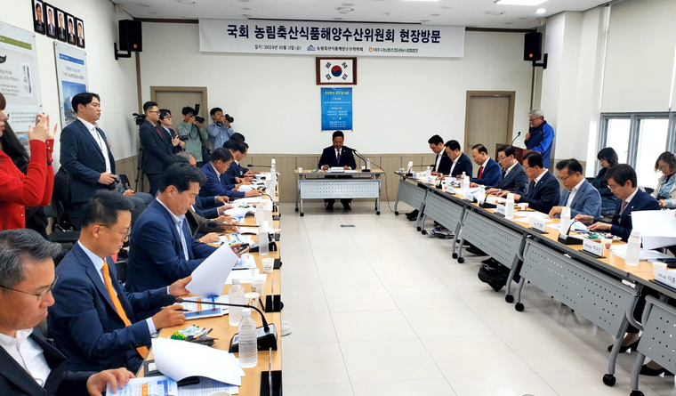국회 농림축산식품해양수산위원회 소속 여야 위원들은 국정감사 기간인 지난11일 쌀 생산·유통 현장의 목소리를 듣기 위하여 경기도 여주시농협조합공동사업법인을 방문해 간담회를 하고 있다. (국회사무처)