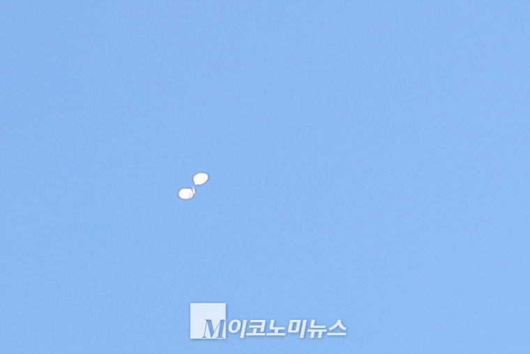 지난 4일 국회 상공에서 포착된 오물풍선. (사진=최동환 기자)