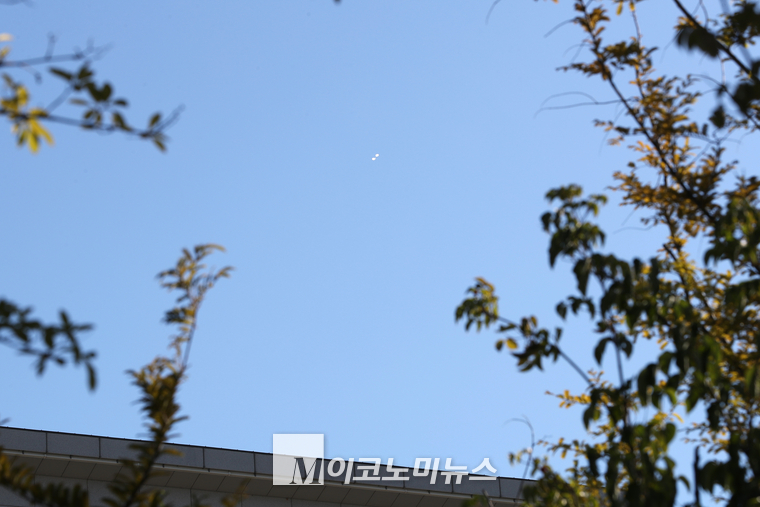 지난 4일 국회 의사당 상공에 북한 오물 풍선이 떠 있다 (사진=최동환 기자)