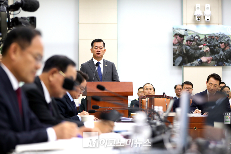 석종건 방위사업청장이 15일 국감에 출석해 업무보고하고 있다. (사진=최동환 기자)