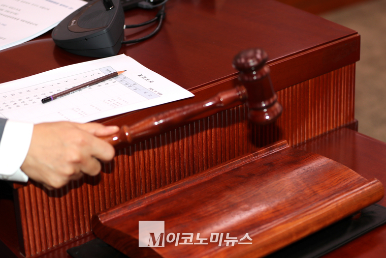 전재수 위원장이 의사봉을 두드리고 있다. (사진=최동환 기자)