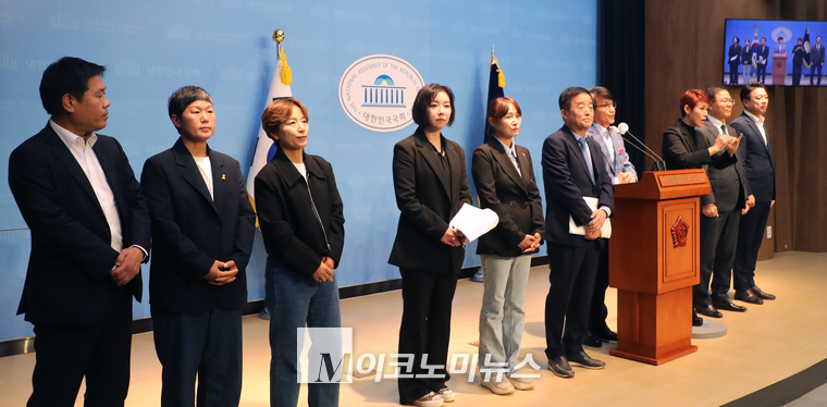 강득구 의원과 최재영 목사, 생활정치네트워크여민동락, 양평경제정의실천시민연합 등이 15일 국회 소통관에서 기자회견하고 있다. (사진=최동환 기자)