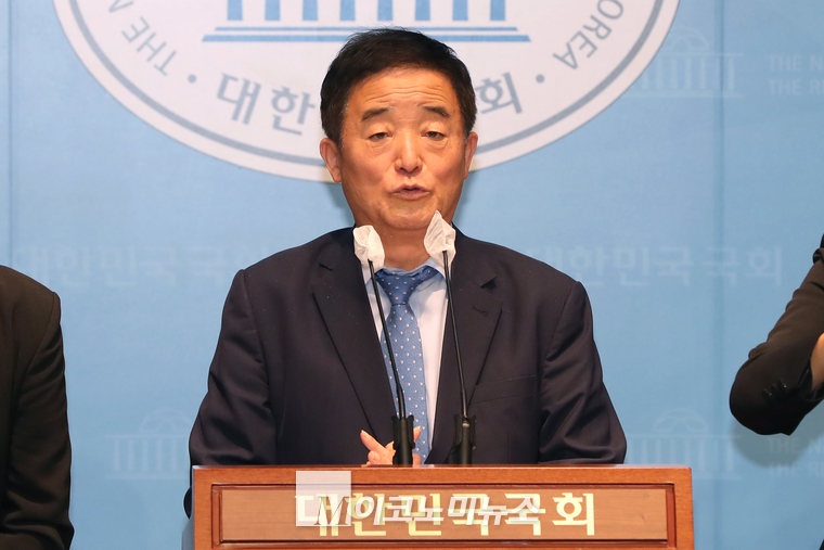 강득구 더불어민주당 의원이 15일 국회 소통관에서 기자회견하고 있다. (사진=최동환 기자)