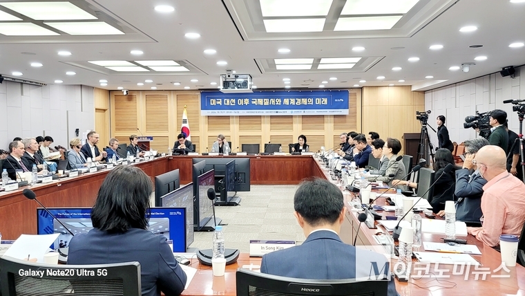 국회미래연구원이 주최한 ‘미국 대선 이후 국제질서와 세계경제의 미래’ 국제 세미나가 15일 국회의원회관 제2세미나실에서 열렸다. 