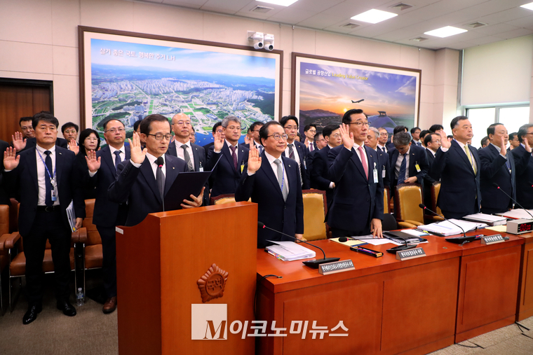 손태락 한국부동산원 원장, 유병태 주택도시보증공사(HUG0 사장 등 기관장들이 국토위 국정감사에 출석해 증인 선서하고 있다. (사진=최동환 기자)