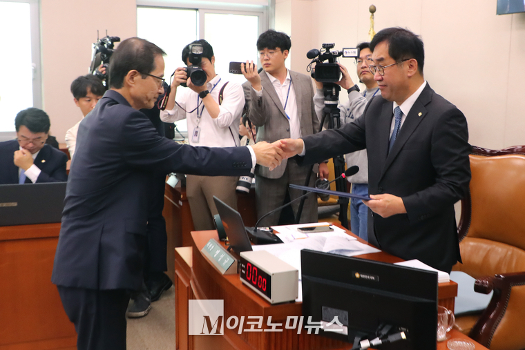 손태락 한국부동산원 원장이 맹성규 국퇴위원장에 증인선서문을 전달하고 있다. (사진=최동환 기자)