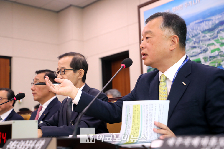 유병태 주택도시보증공사 사장이 16일 국토위 국감에서 질의에 답하고 있다. (사진=최동환 기자)