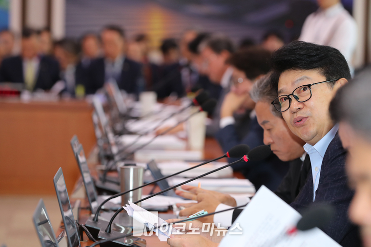 복기오아 더불어민주당 의원이 16일 국토위 국정감사에서 유병태 사장에게 질의하고 있다. (사진=최동환 기자)