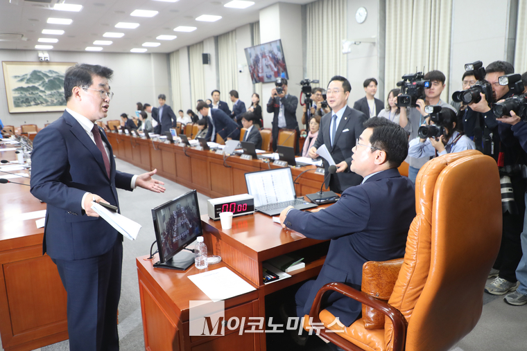 배준영 여당 간사가 정회에 반발하고 있다. (사진=최동환 기자)